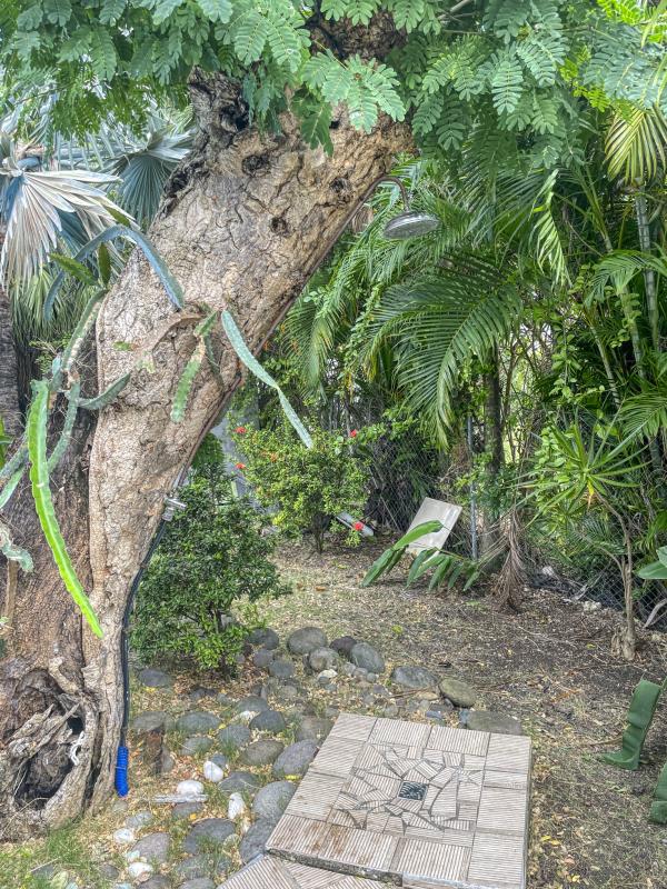 7.Location villa piscine Saint François Guadeloupe_Douche extérieure